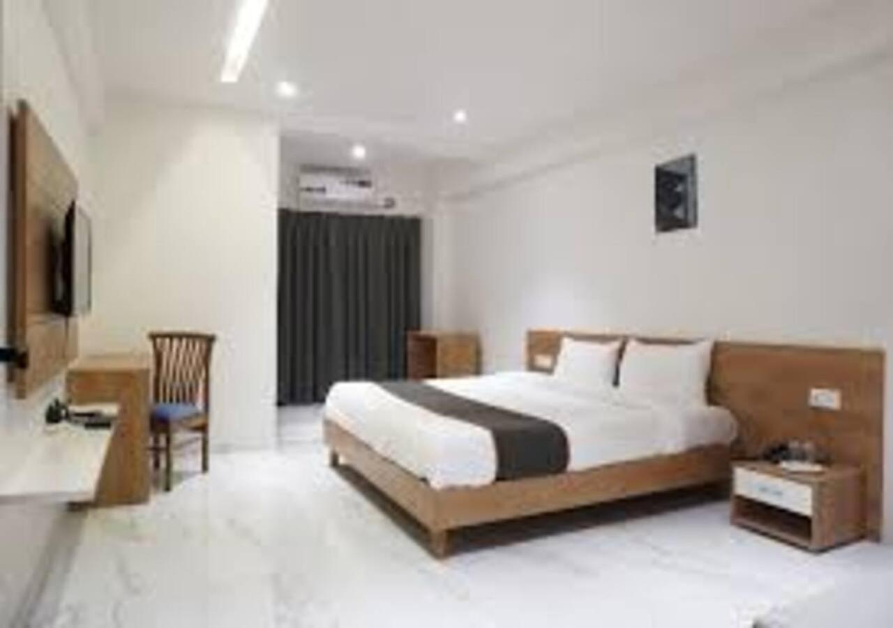 L P Regency, Poona Buitenkant foto