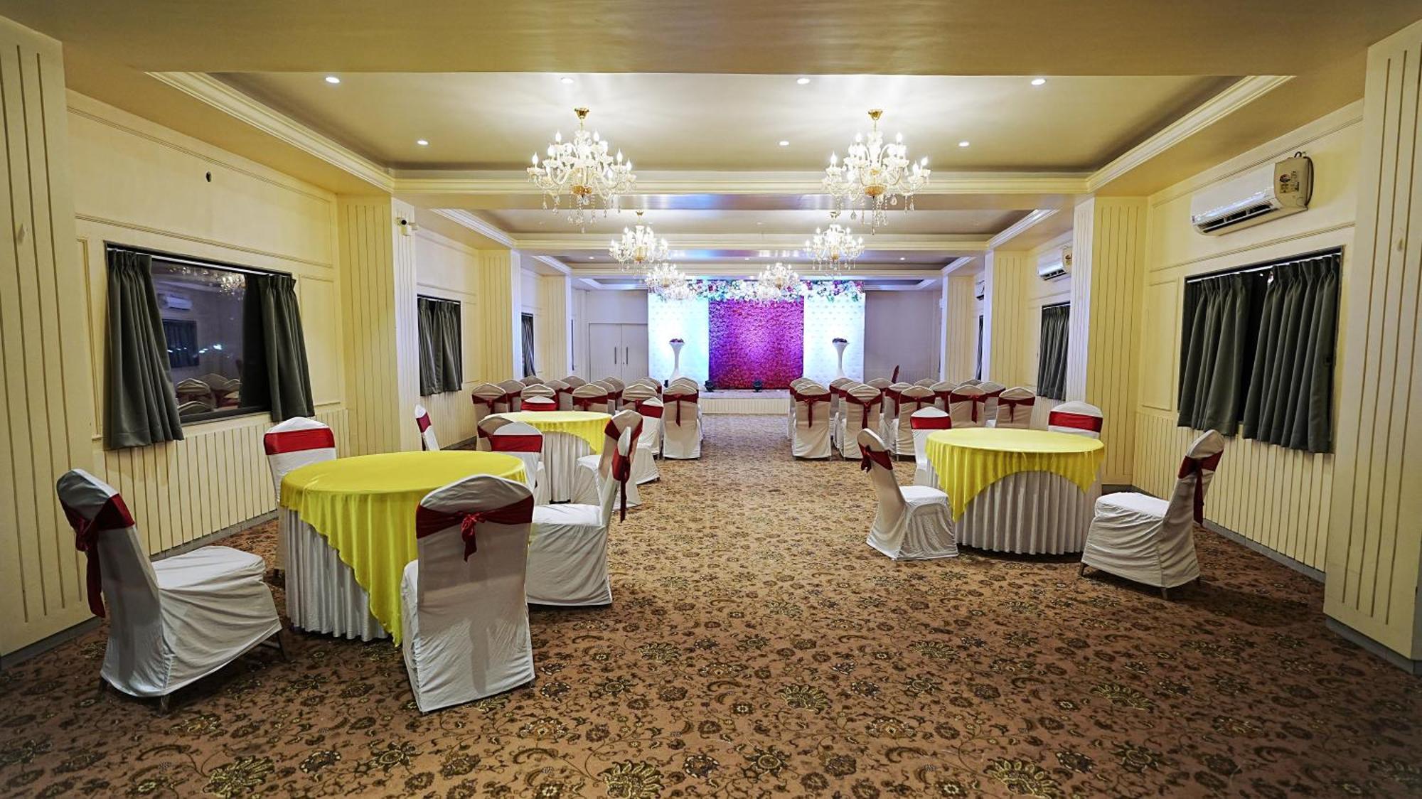 L P Regency, Poona Buitenkant foto